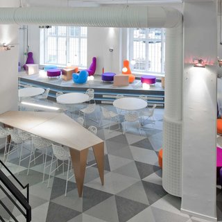 Geometric floor pattern using Bolon Studio™ Triangle tiles in the office of Skype in Stockholm, Sweden