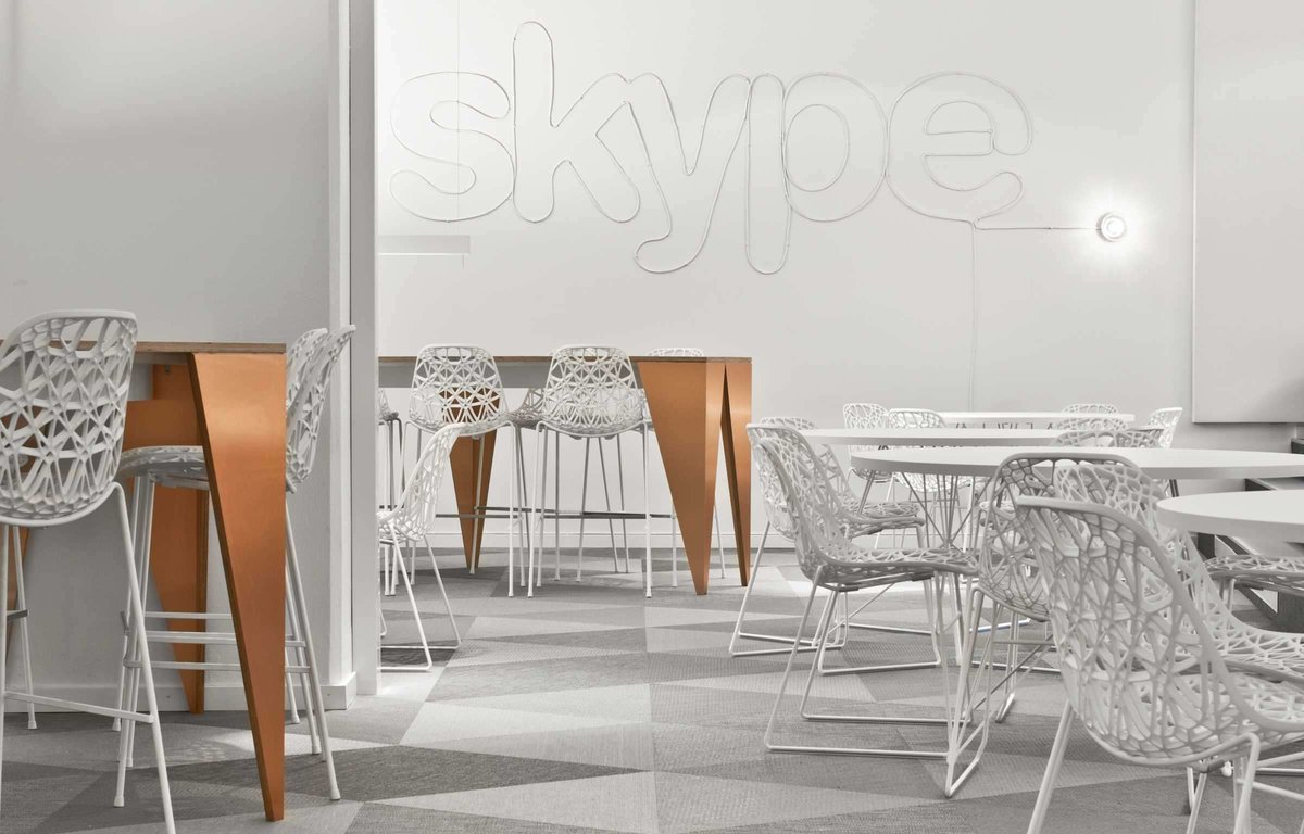 Skypes kontor i Stockholm med golvtrianglar i olika färger